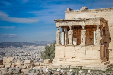 Antik Acropolis kadınlarda heykelleri. Atina, Yunanistan.