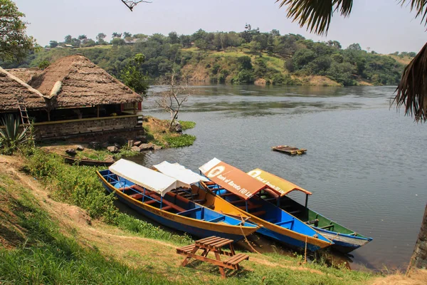 Хижина Лодка Берегу Реки Нил Уганда — стоковое фото