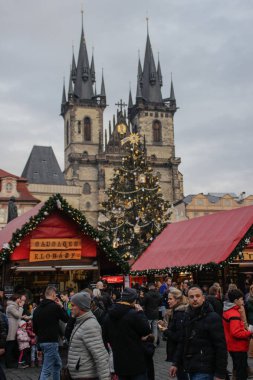 Çek Cumhuriyeti, Prag - 25 Aralık 2017: içinde belgili tanımlık Noel çarşı Prag. Noel kutlamaları. Prag, 25 Aralık 2017