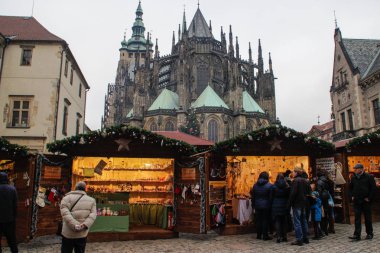 Çek Cumhuriyeti, Prag - 25 Aralık 2017: içinde belgili tanımlık Noel çarşı Prag. Noel kutlamaları. Prag, 25 Aralık 2017