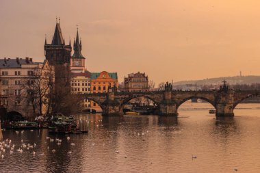 Prague, Çek Cumhuriyeti için Charles Köprüsü ve Wenceslas üzerinde sarı günbatımı.