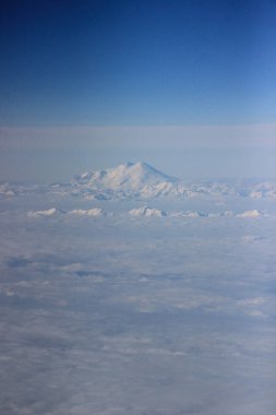 Bir uçak penceresinden Elbruz Dağı manzarası
