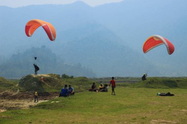 Pokhara, Nepal - 11 Nisan 2014: Himalayalar yamaç paraşütü.