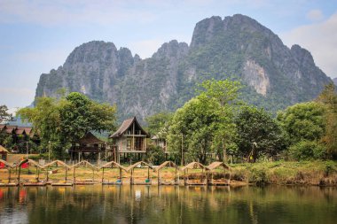 Mekong Nehri içinde köyü Vang Vieng, Laos pitoresk kıyısında