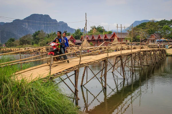 Vang Vieng Laosz Március 2016 Emberek Hídon Mekong Folyó Falu — Stock Fotó