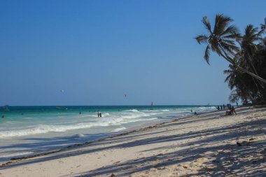 Mombasa, Kenya - 21 Aralık 2015: Diani Beach Indian Ocean Beach - palmiye ağaçları, Turkuaz su ve beyaz kum