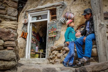 sokak Kandovan Köyü, babasıyla oynarken oğlu