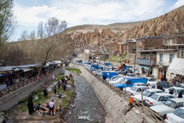 Tabriz, Kandovan, Iran - 5 Mayıs 2017: Antik İran mağara köyü Kandovan kayalarda. Persia mirası. UNESCO