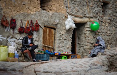Tabriz, Kandovan, Iran - 5 Mayıs 2017: Hediyelik eşya satıcıları Kandovan Köyü, Tabriz alıcılar için bekliyor. İran