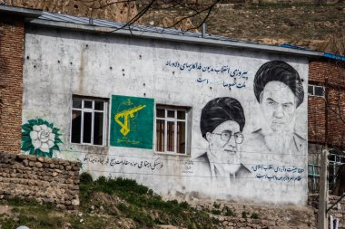Iran cumhurbaşkanları duvardaki portreleri. Humeyni