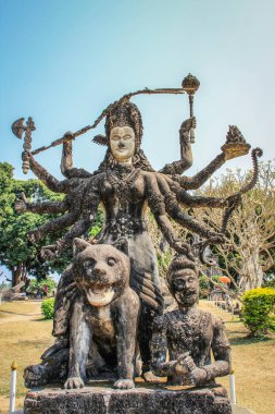 Buda Park, Vientiane, Laos - 26 Şubat 2015: heykel ve tanrıların rakamlar. Budizm ve Hinduizm