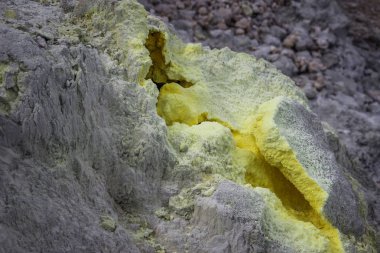 Hidrojen sülfür gazı devreye bir volkan kaya parlak sarı boşlukları