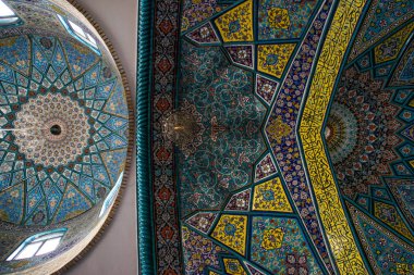 Geleneksel süs eşyaları ve İran camileri mavi bir arka plan üzerinde desenler. İslam sanatı