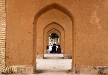 Isfahan, Iran - 13 Mayıs 2017: Kumtaşı, geleneksel Fars tarzda sokaklardan duvarda