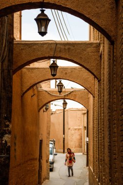 Isfahan, Iran - 13 Mayıs 2017: Kumtaşı, geleneksel Fars tarzda sokaklardan duvarda