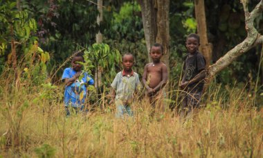Kampala, Uganda - 26 Ocak 2015: Kampala banliyö evlerine yakın Afrika köyü çocuk oyun.