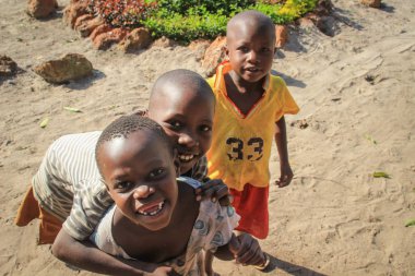 Fort Portal, Uganda - 27 Ocak 2015: Fort Portal banliyösünde Gölü kıyıya yakın oynayan Afrikalı köydeki çocuklar