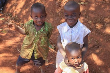 Kampala, Uganda - 27 Ocak 2015: Kampala banliyö evlerine yakın Afrika köyü çocuk oyun.