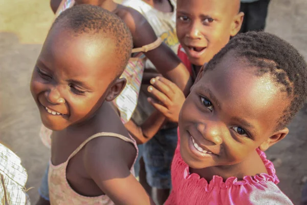 Fort Portal Uganda Tammikuuta 2015 Afrikkalainen Kylä Lapset Leikkivät Lähellä — kuvapankkivalokuva