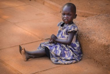 Kampala, Uganda - 21 Ocak 2018: Zavallı bir Afrikalı kız'ın başkenti Kampala sadaka için yalvarıyor