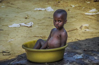 Kampala, Uganda - 27 Ocak 2018: Kampala, zavallı bir banliyösünde bir havzasında banyo Afrikalı çocuk