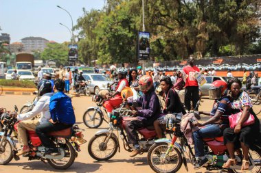 Kampala, Uganda - 28 Ocak 2018: Uganda'nın başkenti sokak hayatı. Kalabalık sokakları ve ağır trafik insan