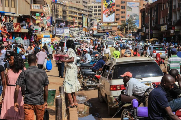 Kampala, Uganda - 28 Ocak 2018: Uganda'nın başkenti sokak hayatı. Kalabalık sokakları ve ağır trafik insan