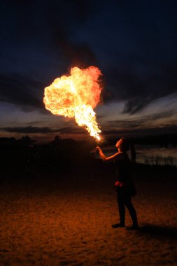 Phuket, Tayland - 5 Mayıs 2018: nehir kıyısında ateşe tiyatro performansını