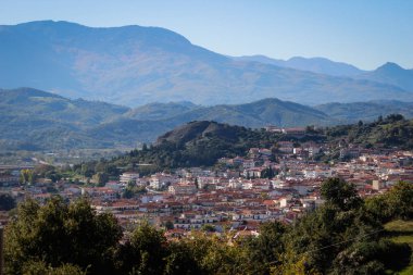 Şehir, Kuzey Yunanistan'ın ana cazibe - konumlandırıldığı Kalampaka Meteora rock manastır Ortodoks manastır Hıristiyan tapınak kompleksinin bir görünümünü