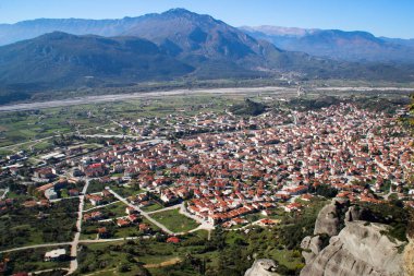 Şehir, Kuzey Yunanistan'ın ana cazibe - konumlandırıldığı Kalampaka Meteora rock manastır Ortodoks manastır Hıristiyan tapınak kompleksinin bir görünümünü