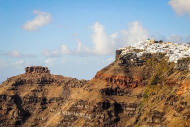 Santorini Island, Yunanistan - 17 Kasım 2016: Santorini dünyanın en romantik adada bir uçurumun üzerinde beyaz şehir duruyor