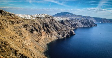 Ege Denizi - Dünya'nın en romantik Adası arka planı mavi çatı beyaz şehir panoramik manzaralı