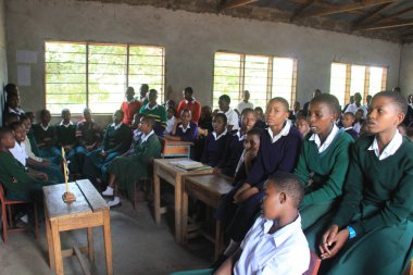 Arusha, Tanzanya - 13 Mart 2015: kırsal bir okulda banliyösünde, Arusha, Afrikalı Öğrenciler Kimya sınıfları