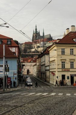 Çek Cumhuriyeti, Prag - 18 Aralık 2015: Prag Caddesi yeni yıl arifesinde. Gotik mimarisi, kilise ve evler.