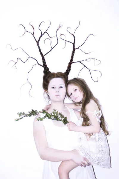 Mãe Filha Vestidos Brancos Fundo Branco Retratam Inverno Primavera Segurando — Fotografia de Stock