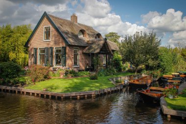 Giethoorn, Hollanda - 7 Eylül 2018: güzel peri köyü tekneler ve rahat geleneksel evleri yüzen kanalları ile
