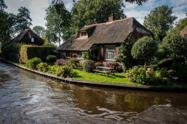 Giethoorn, Hollanda - 7 Eylül 2018: güzel peri köyü tekneler ve rahat geleneksel evleri yüzen kanalları ile