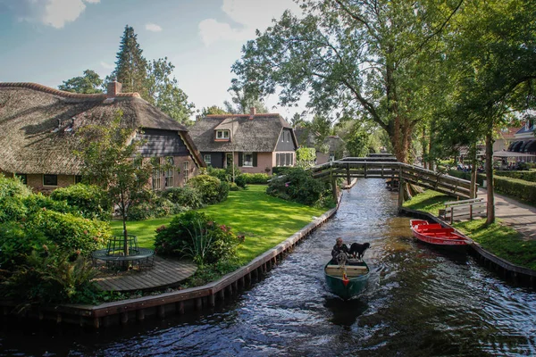 Giethoorn, Hollanda - 7 Eylül 2018: güzel peri köyü tekneler ve rahat geleneksel evleri yüzen kanalları ile