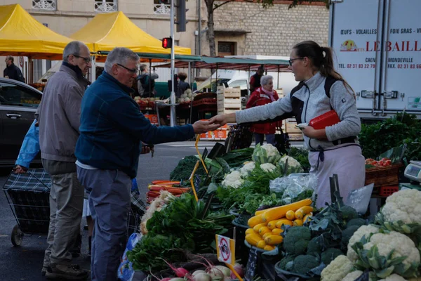 法国诺曼底的贝约 2018年10月12日 市中心的一个早晨的街头市场 有新鲜的农场蔬菜 — 图库照片