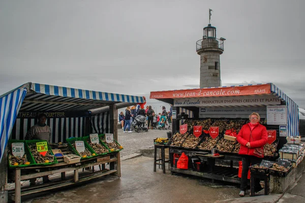 法国诺曼底的坎卡莱 2018年10月13日 凯尔特人海沿岸的海食销售 早晨有牡蛎的海食品市场 — 图库照片