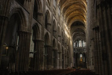 Rouen, Fransa - 22 Eylül 2018: sütun ve bir ortaçağ Gotik katedral güzel Avrupa'nın içinde Merkezi görünümü