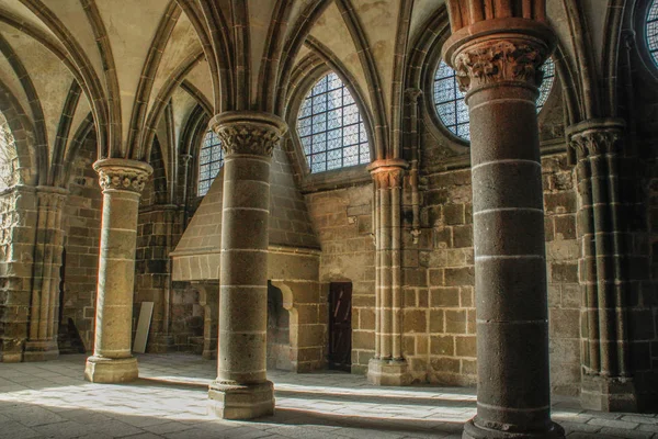 Saint Michel, Fransa - 23 Eylül 2018: Sütunlar içinde Saint Michel Abbey - İngiliz Frantsii ana Ortaçağ dönüm noktası
