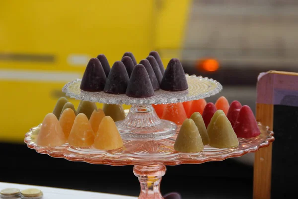 Geleneksel Belçika koni şeklinde şekerle bir burun şeklinde dolum cuberdon