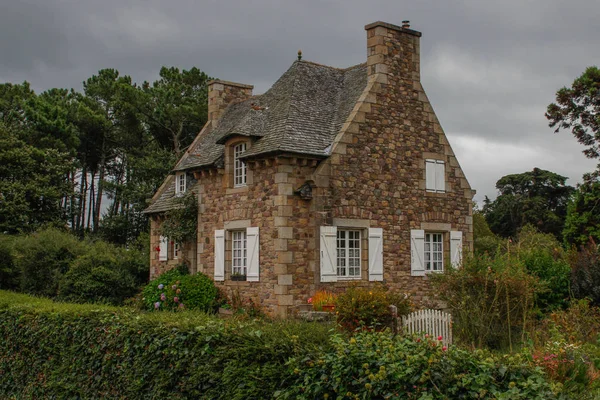 Yüksek bir çatı ile kırsal ve windows yeşil bir bahçe ve bir küçük kapı Fransa ile beyaz panjurlar ile büyüleyici muhteşem Ortaçağ ülke ev