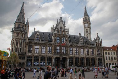 Ghent, Belçika - 16 Ağustos 2018: insanlar Ortaçağ şehrin kafe, Restoran ve Hediyelik eşya dükkanları ile orta kısmında yol gösterecek. Alışveriş