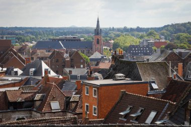 Namur, Belçika - 19 Ağustos 2018: evler çatı kırmızı taşlarla çevrili şehir merkezinde kilisenin cephe