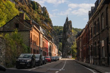 Dinan, Belçika - 24 Eylül 2018: şehrin içinden yol geçmektedir taşla sokak görünümünü