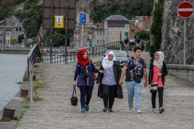 Dinan, Belçika - 26 Ağustos 2018: bir grup genç insan, bir adam ve hijabs birkaç Müslüman kız yürüyüş ve bir şehir sokak gülüyor