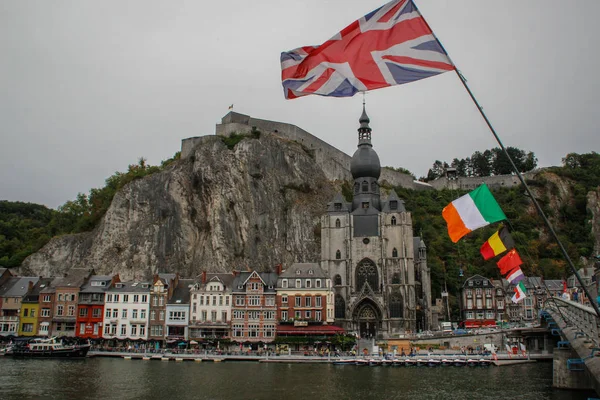 Dinan, Belçika - 24 Eylül 2018: Antik Ortaçağ şehir, saksafon nerede icat edildi Dinan. Nehir ve farklı ülkelerin bayrakları evlerin görünümü: İngiltere, İrlanda, Almanya, Türkiye'de köprü.