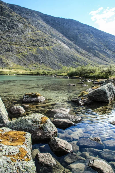 Moss Covered Stones Clear Water Turquoise Lake Backdrop Mountains Northern — Stock Photo, Image